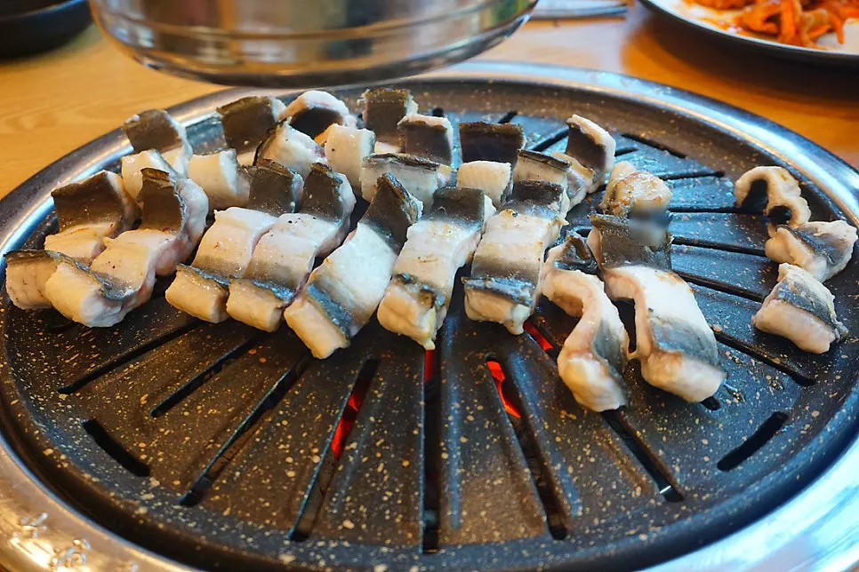 Freshwater eel starting to grill on the tabletop grill