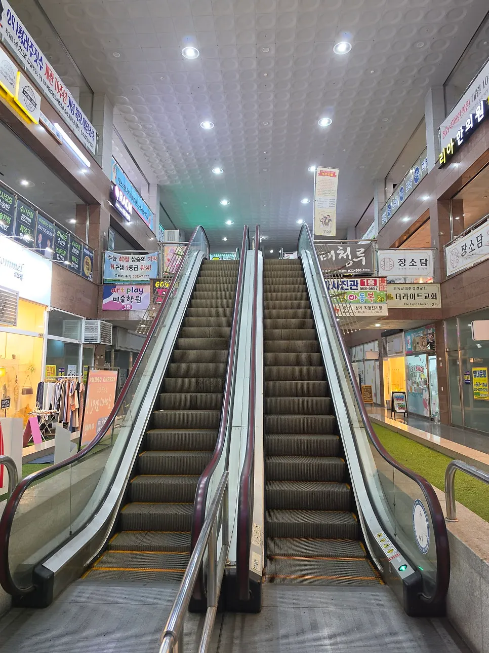 Exterior view showing the Jangsodam Cheongna Main Branch sign