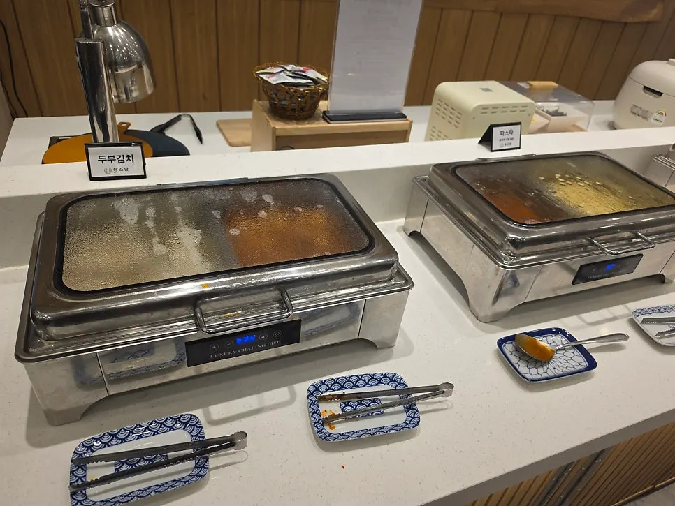 Jangsodam's central self-serve instant dish corner