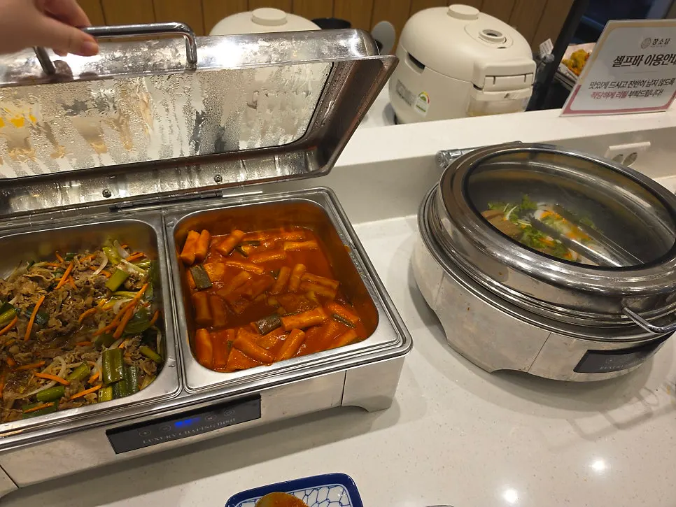 Tofu kimchi and bulgogi at the self-serve bar
