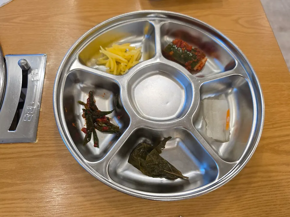 Table set with Jangsodam's side dishes