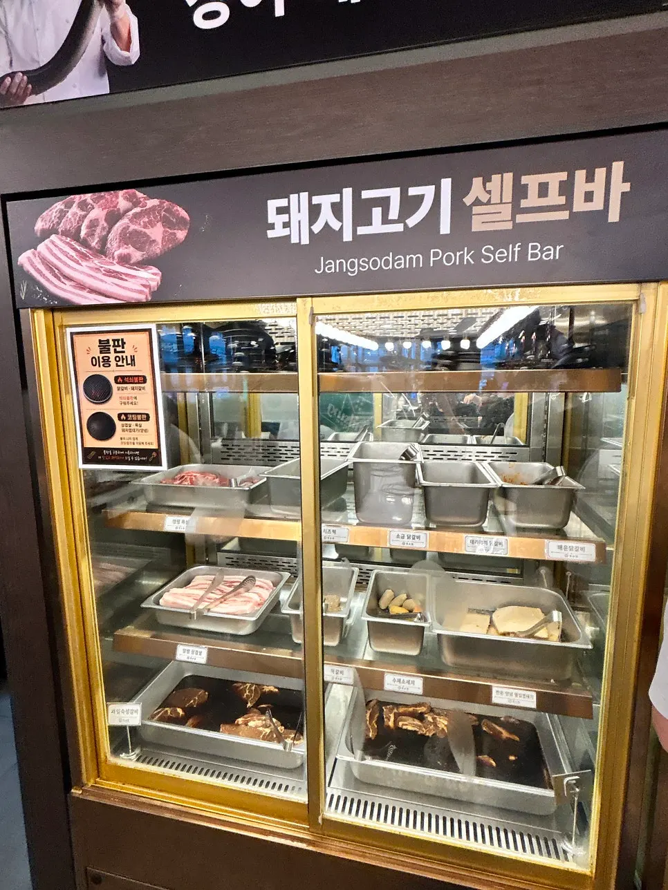 소파석 위주로 배치된 장소담 영종직영점 내부
