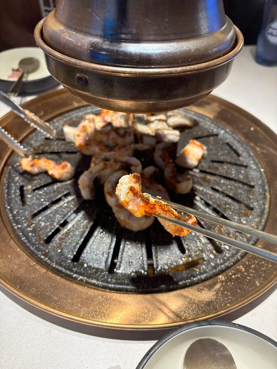 두툼하게 구워진 민물장어 클로즈업