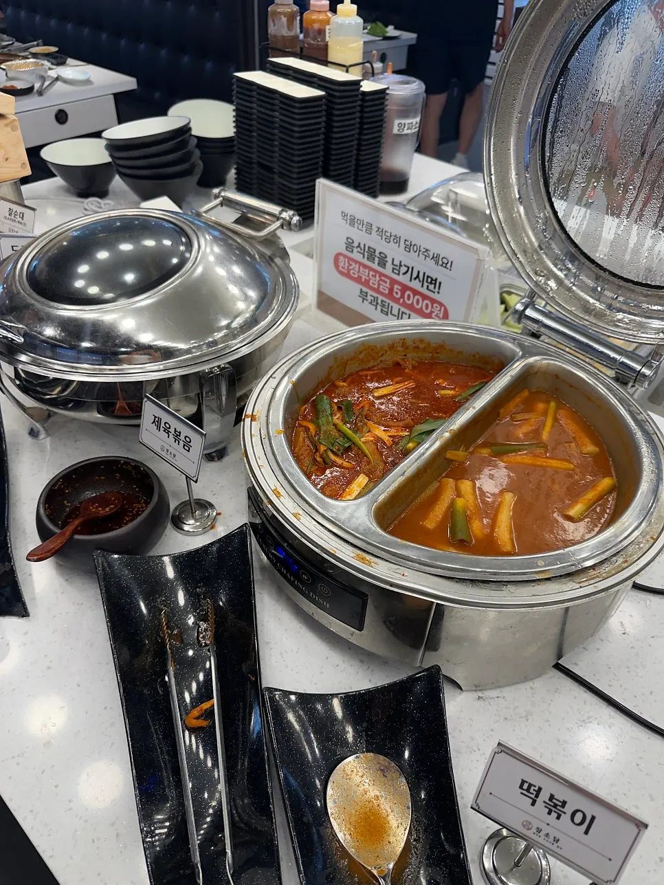 돼지고기 무한리필 셀프바 닭갈비와 삼겹살 코너