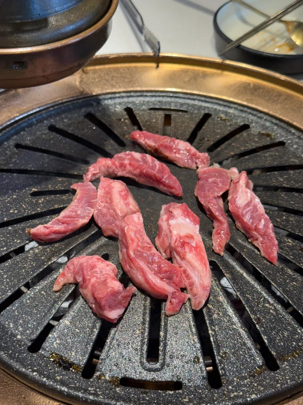 구워 먹기 좋게 익은 소고기 한 점