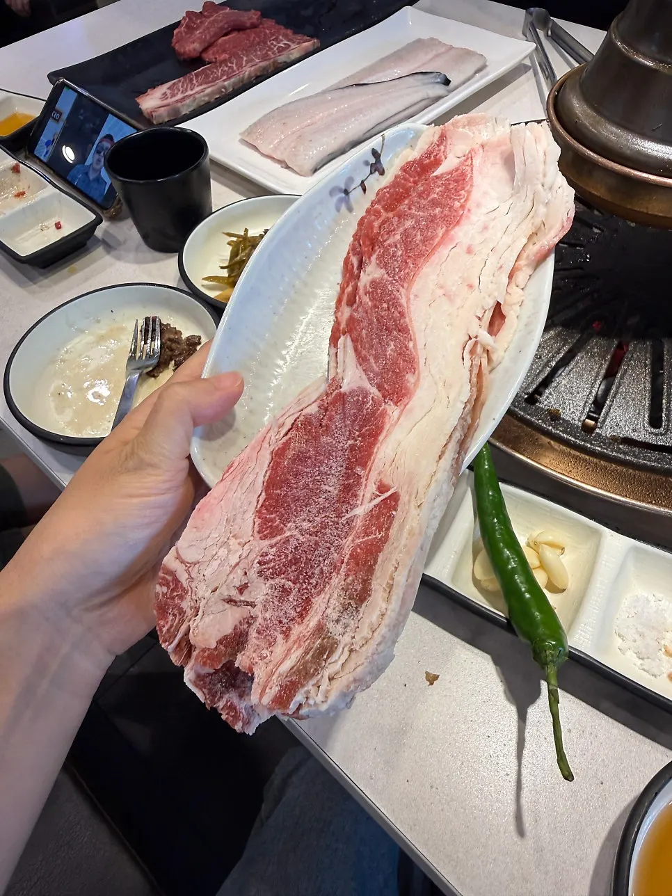 불판 위 갈비살과 곁들임 반찬