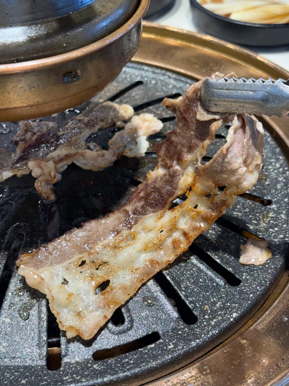 리필 고기를 가져다주는 서빙 로봇