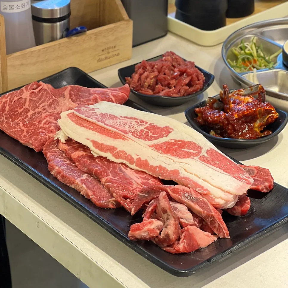 셀프바 메뉴가 담긴 장소담 뷔페 음식