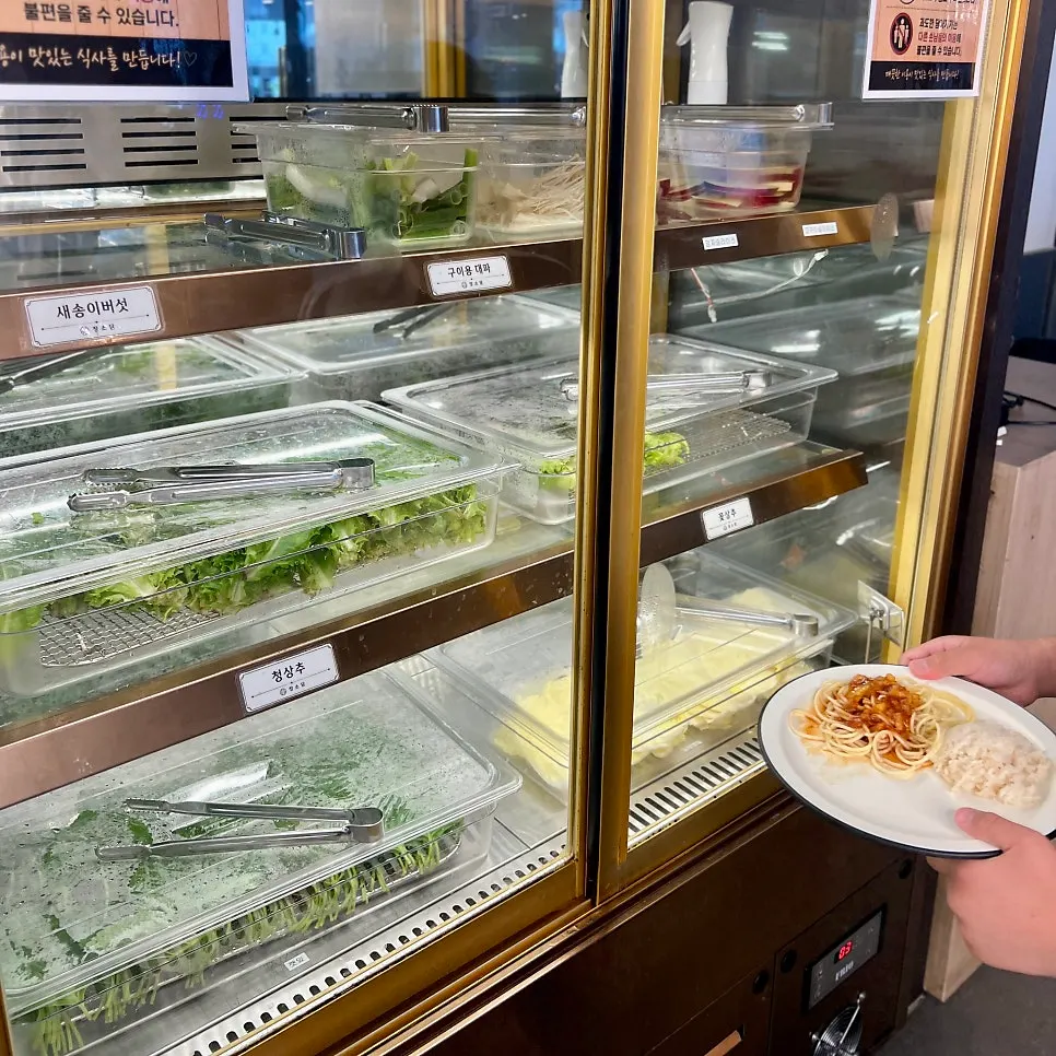 돼지고기 닭갈비 소시지가 담긴 냉장 케이스