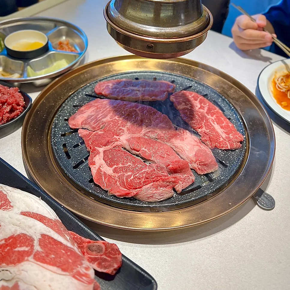 고기와 곁들일 채소와 한강 라면 코너