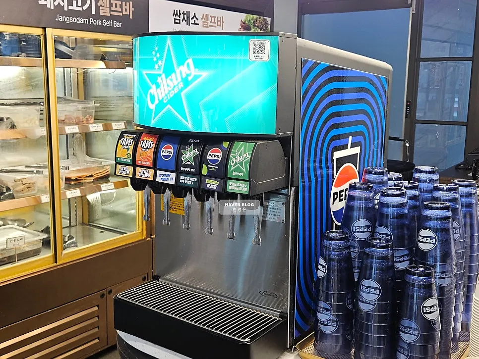 다양한 봉지라면이 놓인 라면존