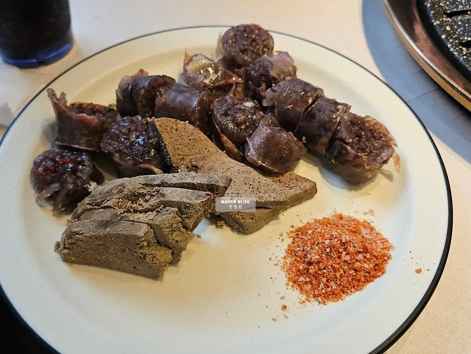 고추장아찌가 포함된 기본 세팅 상차림