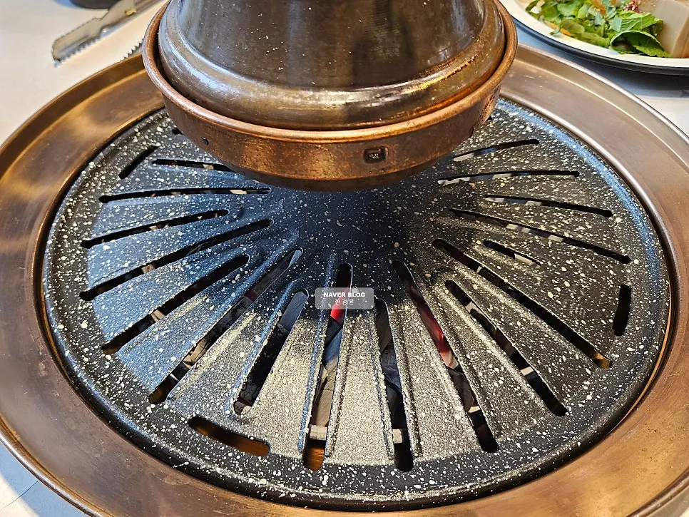 테이블에 들어온 숯불 화로