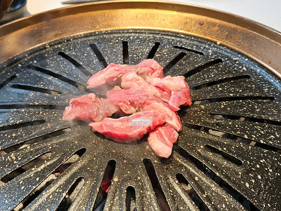 간이 잘 배인 육회 한 접시