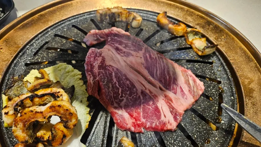 Sirloin dipped in sesame oil sauce