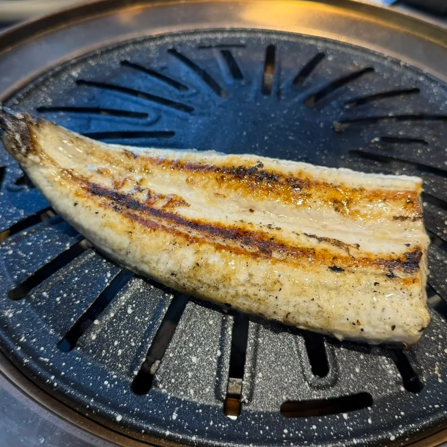 노릇하게 구워진 침지 숙성 민물장어