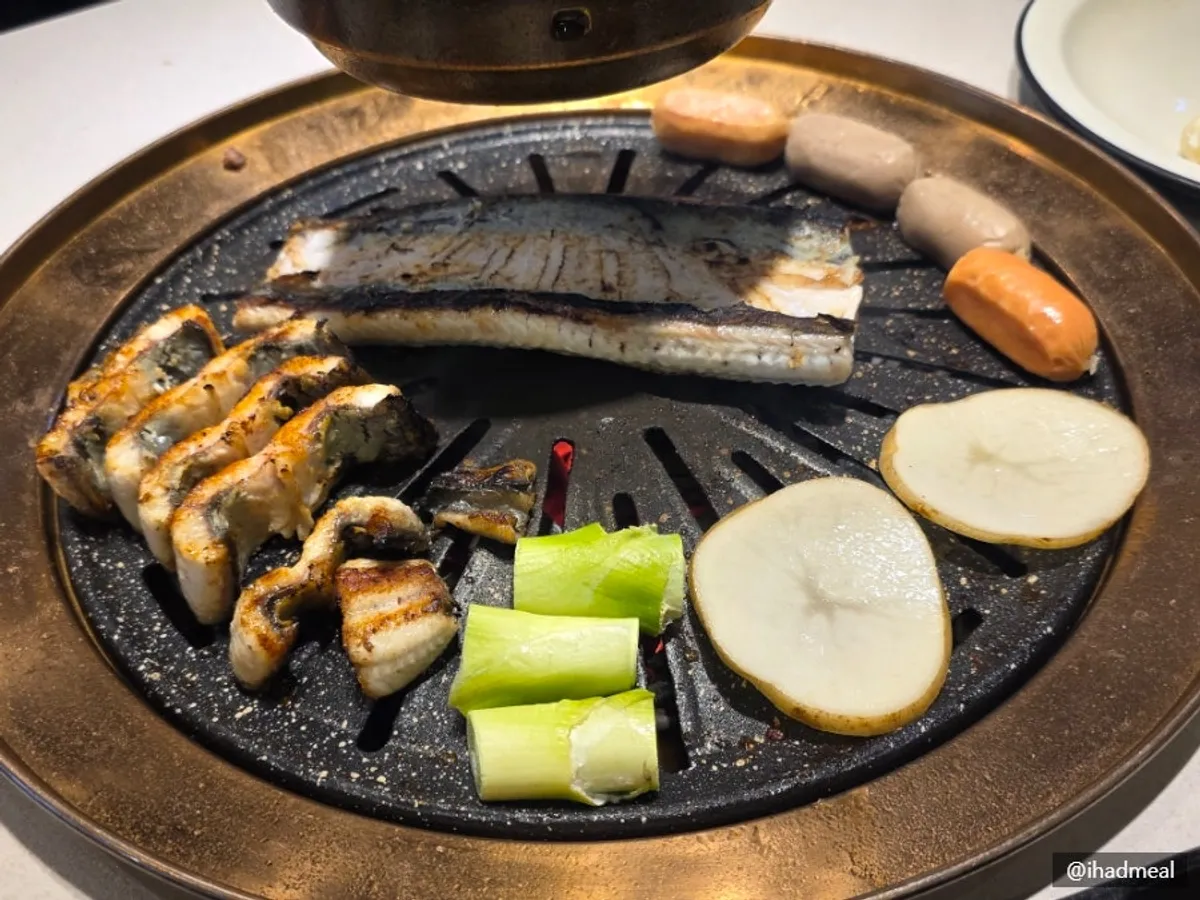 Grill with potato, sausage and cheese rice cake cooking together