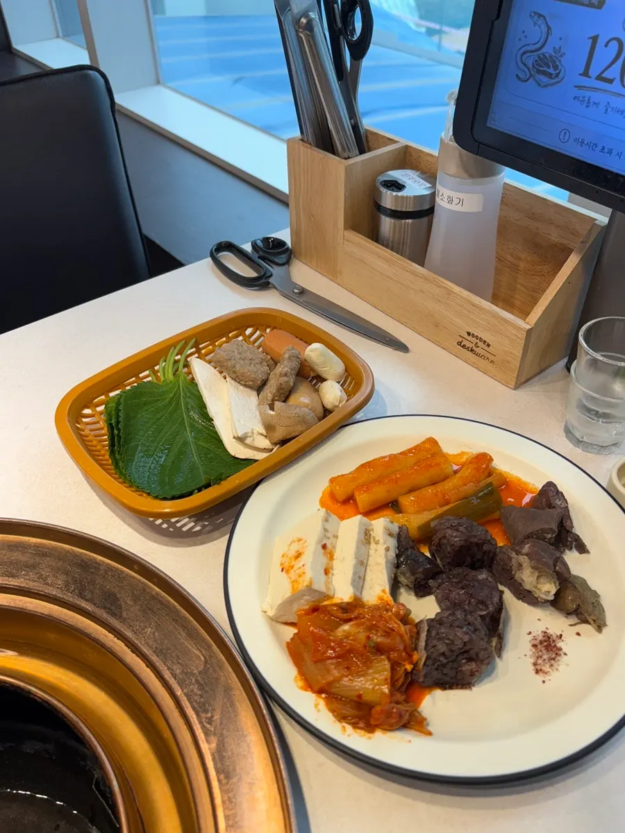 从自助区拿来的炒年糕和血肠