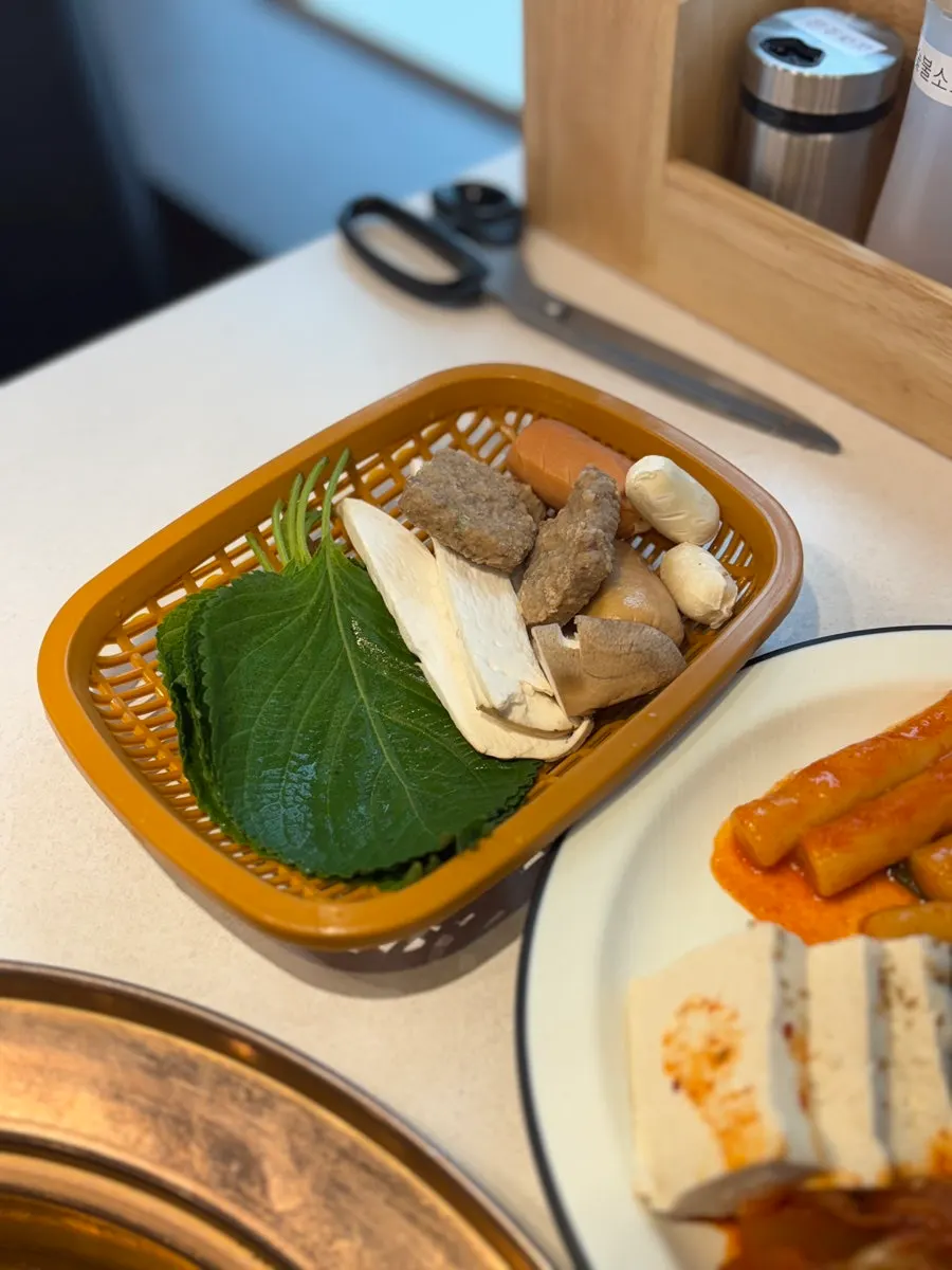 摆满自助区食物的餐桌
