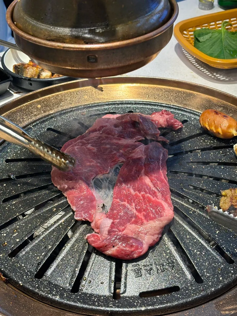 烤盘上的鳗鱼与配菜