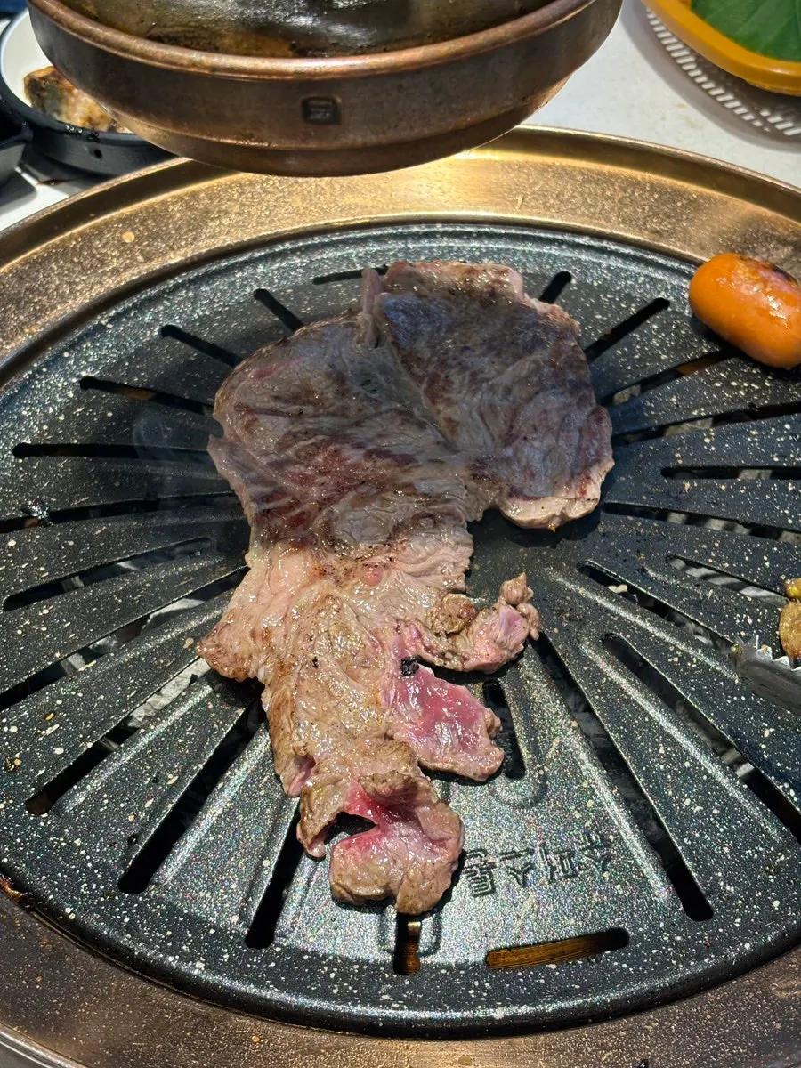 炭火炉上烤肉的场景