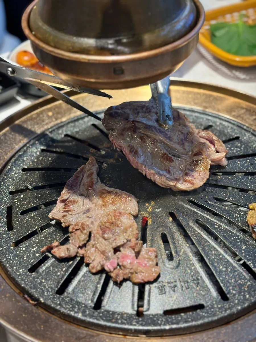 炭火上的牛肉烧烤