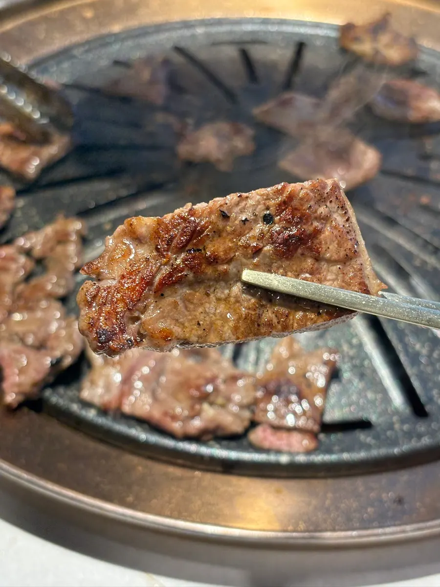 蘸香油酱的一片牛肉