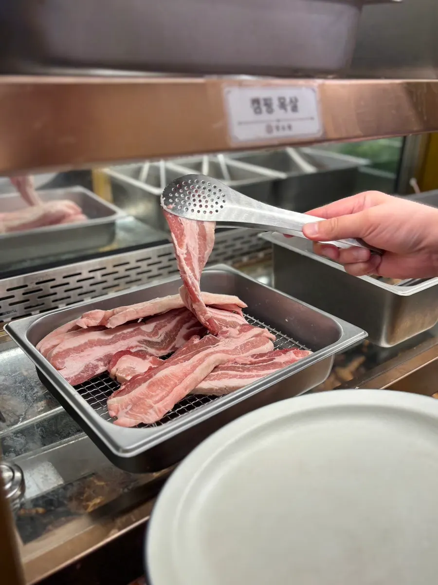 从自助区拿来的五花肉