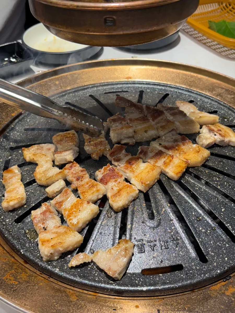 烤得焦脆的五花肉与汉江拉面