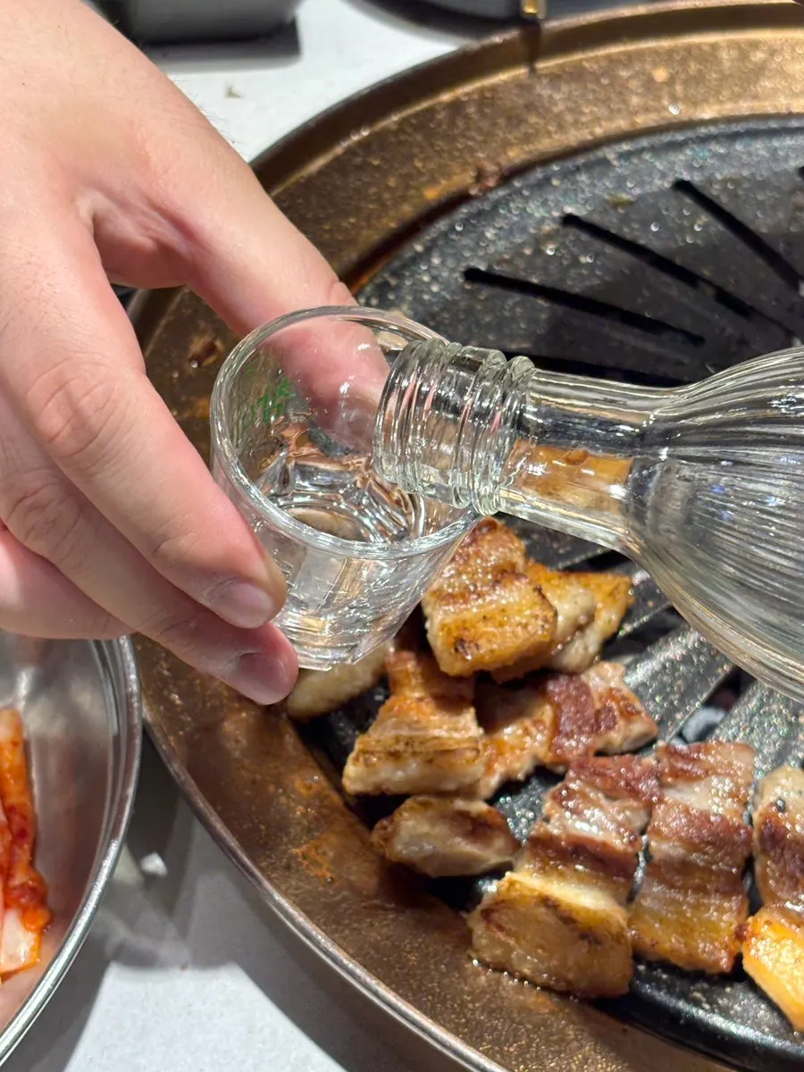 配烧酒的五花肉收尾餐桌