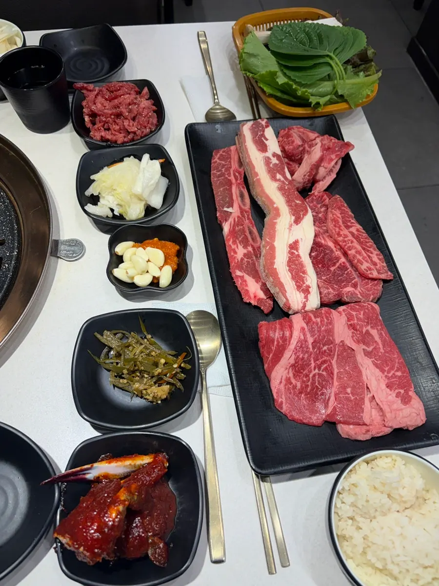 갓 만들어 나온 따뜻한 튀김 메뉴