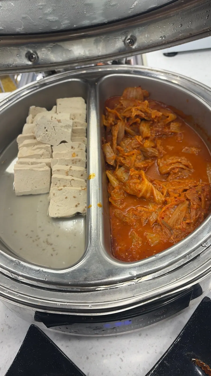 접시에 담은 순대와 오소리감투