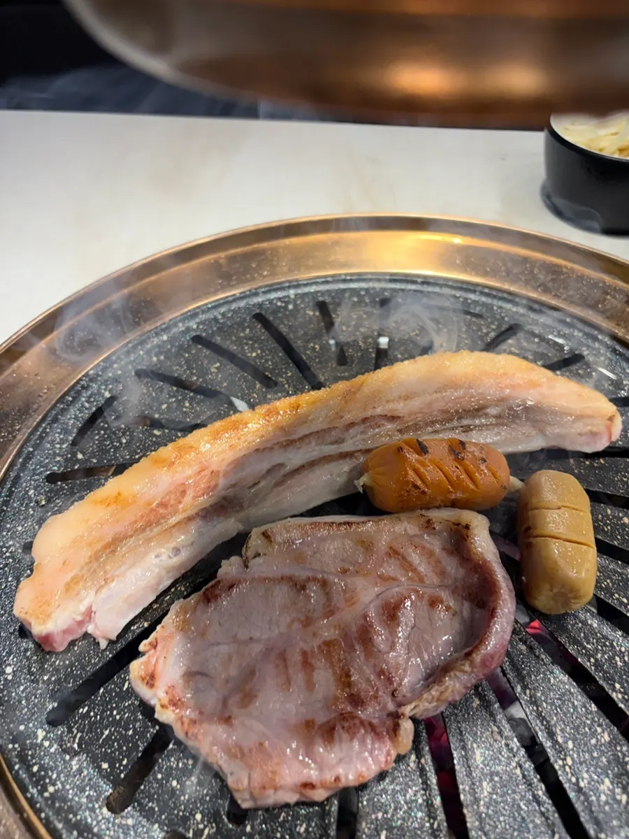 셀프바 돼지고기와 쌈채소 코너
