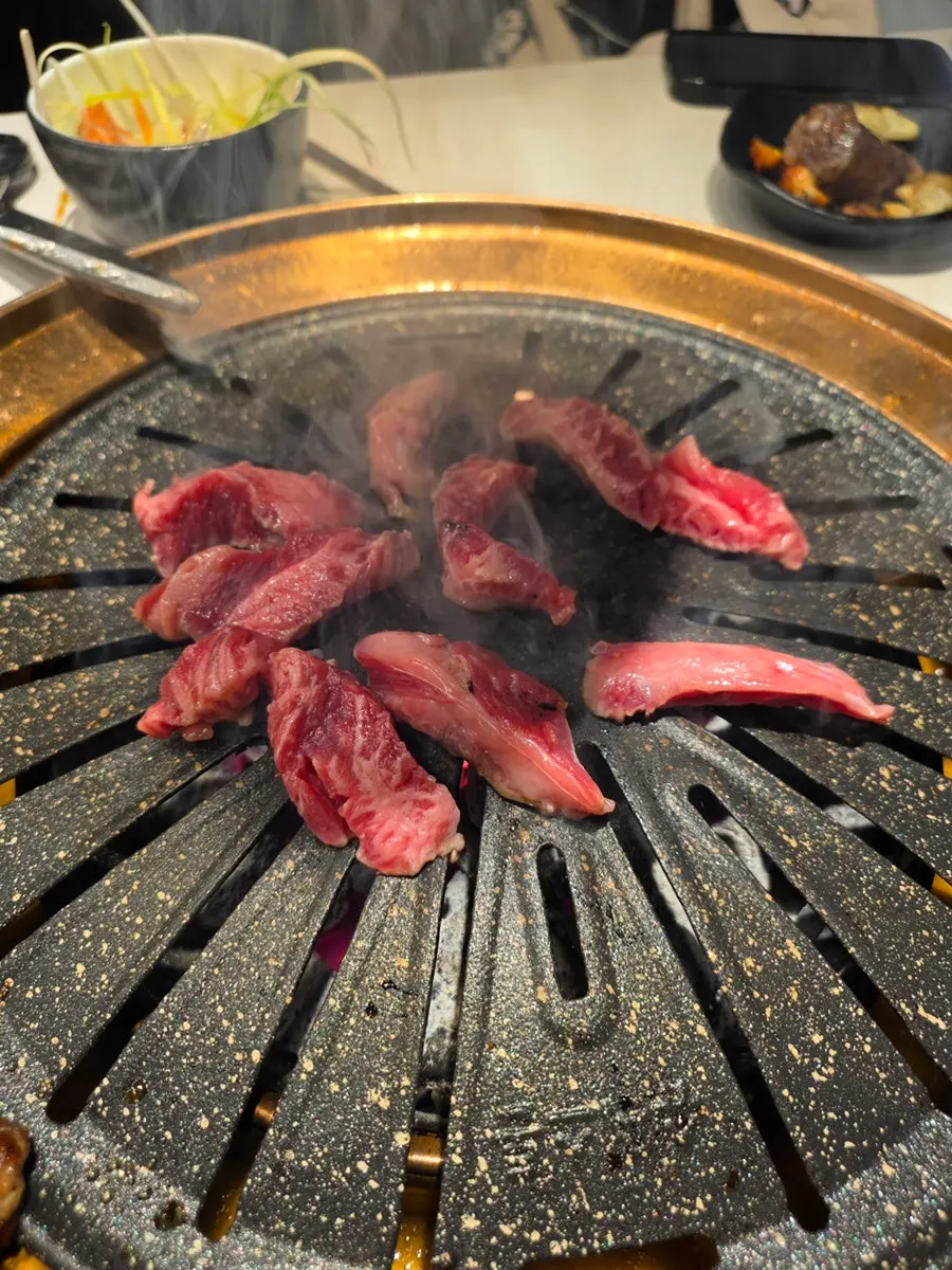 두툼하게 구워진 소고기 구이