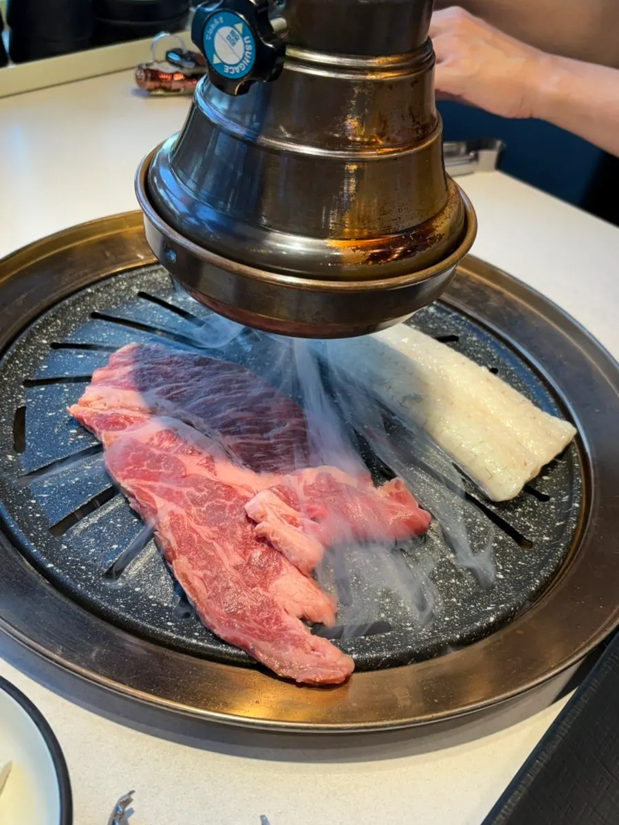 焼いているウナギと添えのおかず