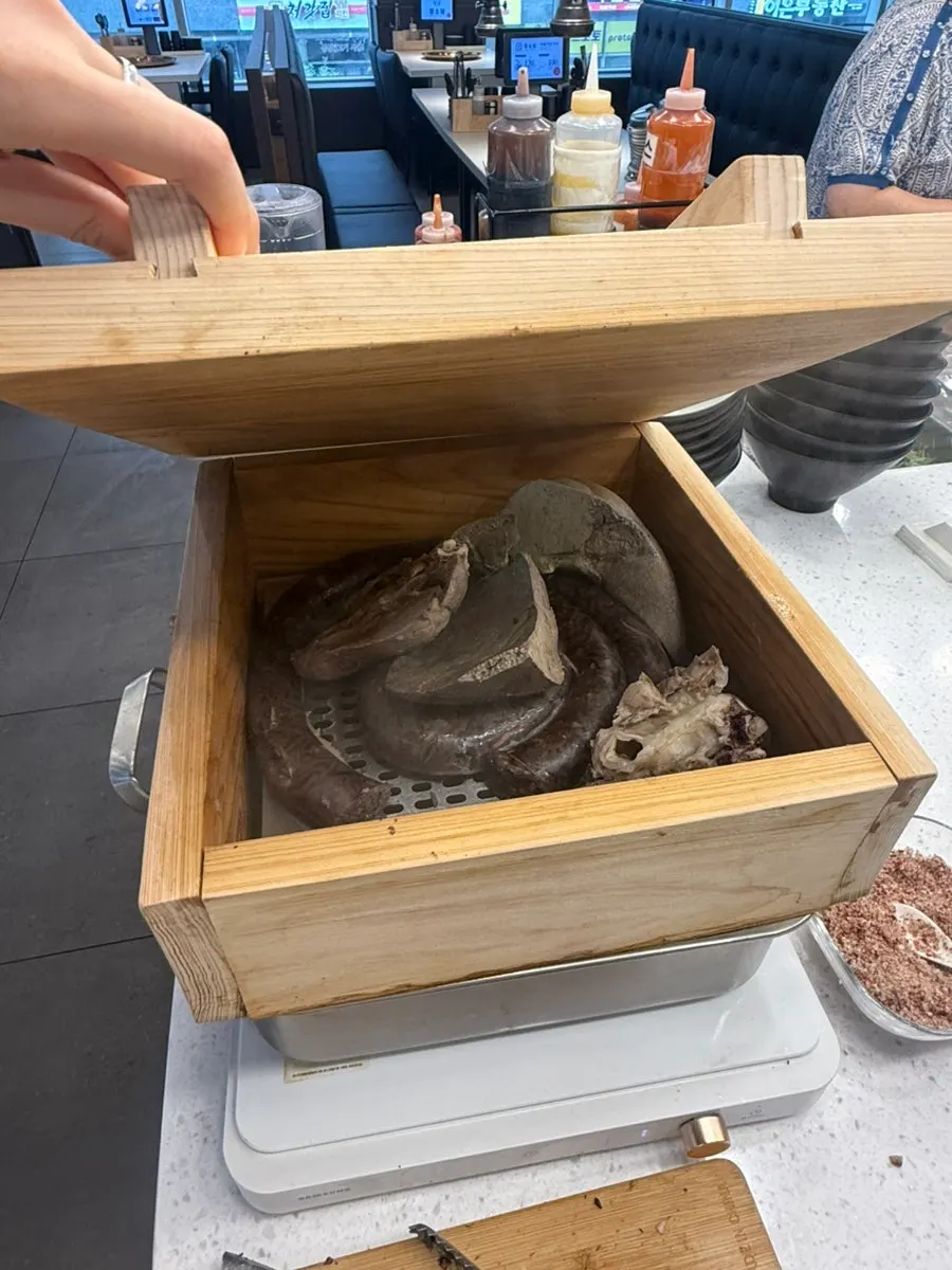 Steamer at the self-bar filled with sundae, liver, and intestines
