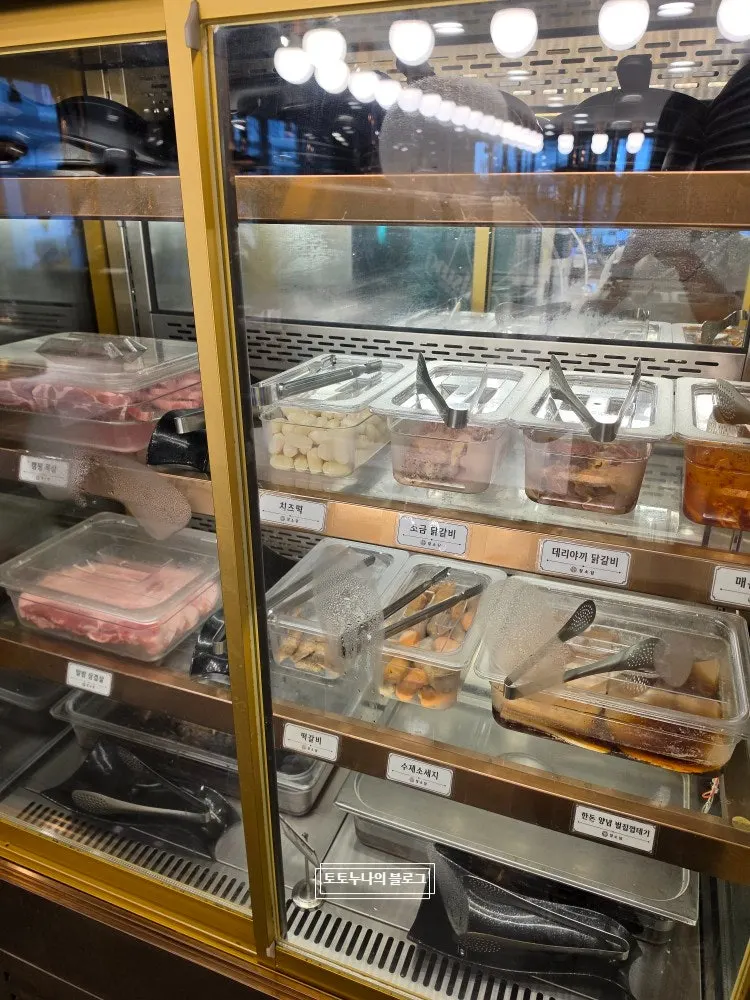 Ssamjang and sauces prepared at the self-bar