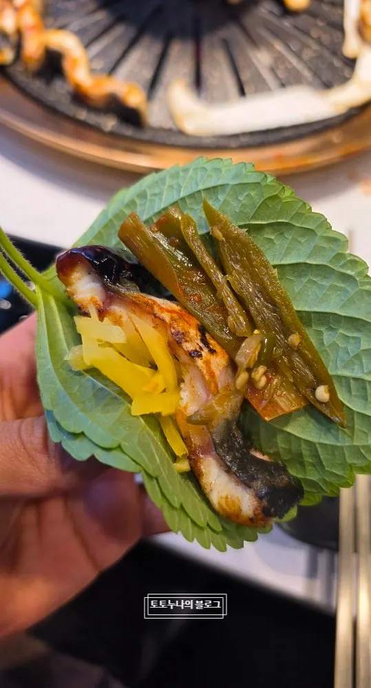 Picking up a fully grilled piece of eel