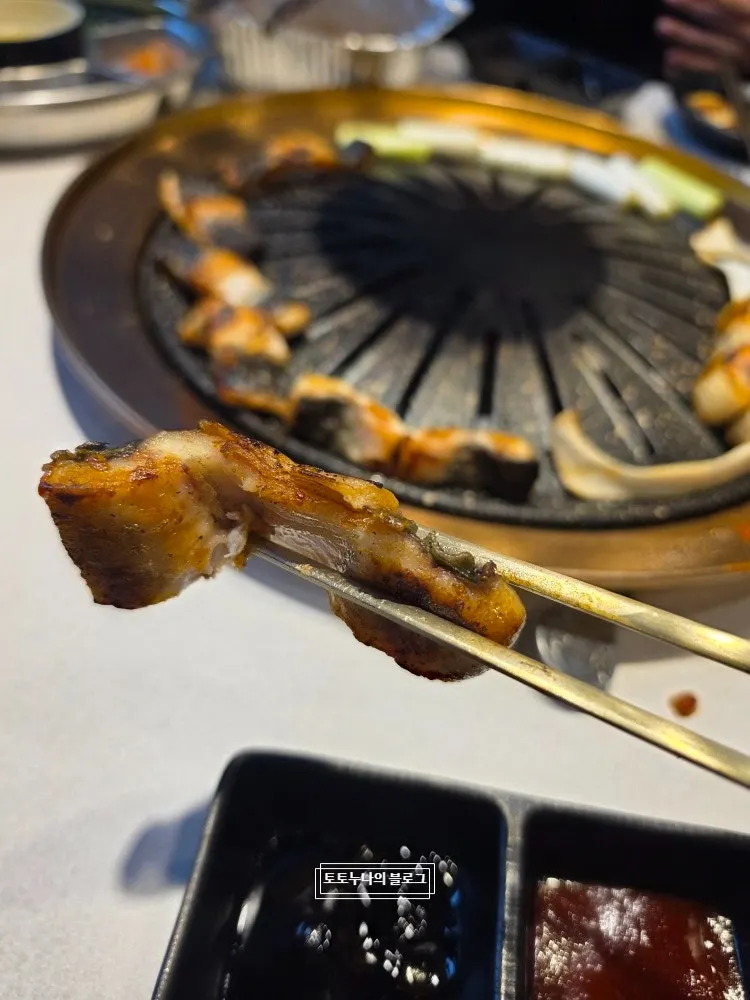 Grilled eel placed on a lettuce wrap