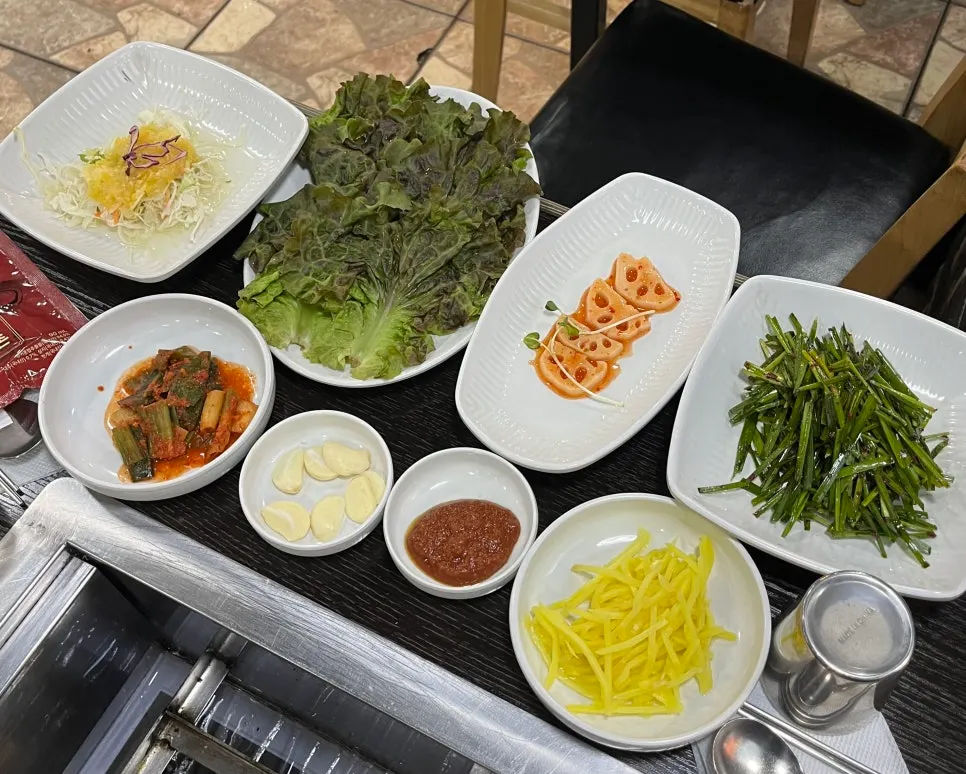 한 상으로 세팅된 장어집 기본 찬