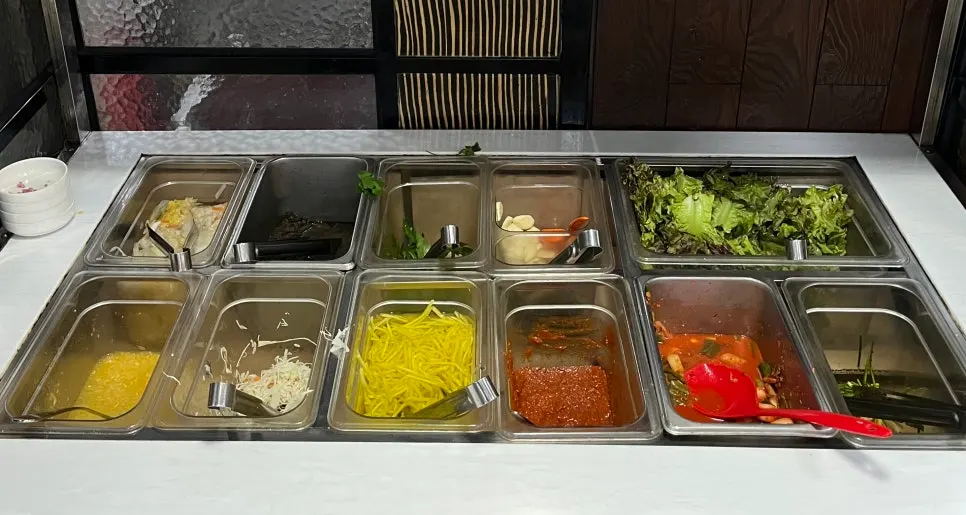 양념과 반찬을 담을 수 있는 셀프바