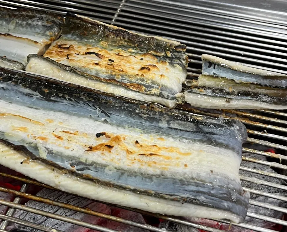 숯불에 노릇하게 구워진 소금구이 장어