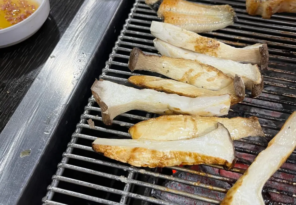 먹기 좋게 잘라 놓은 구운 버섯