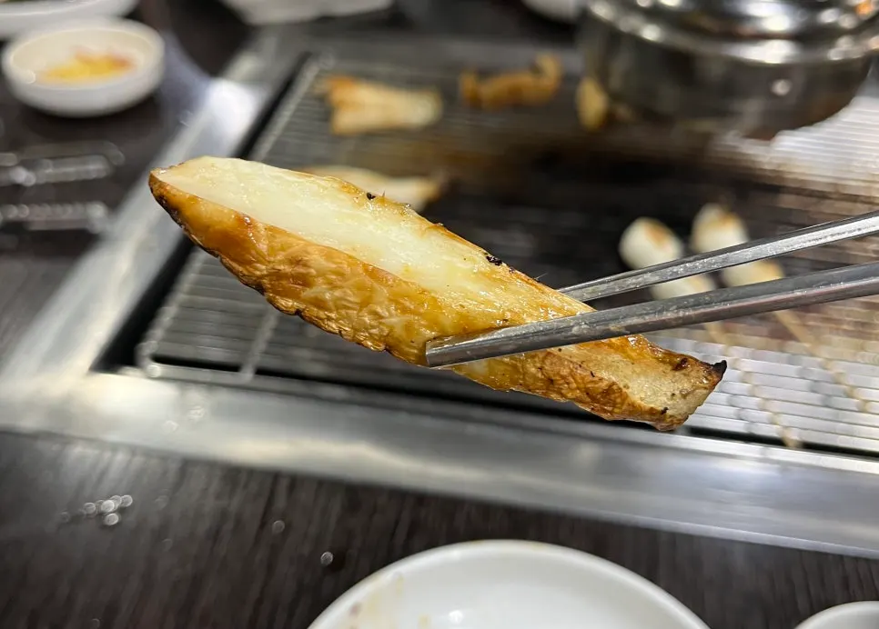 불판 위에서 익어가는 버섯과 떡