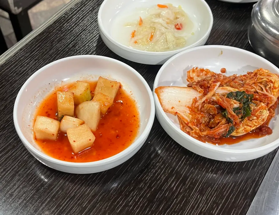마무리 식사로 나온 대파 김치 짜글이와 공기밥