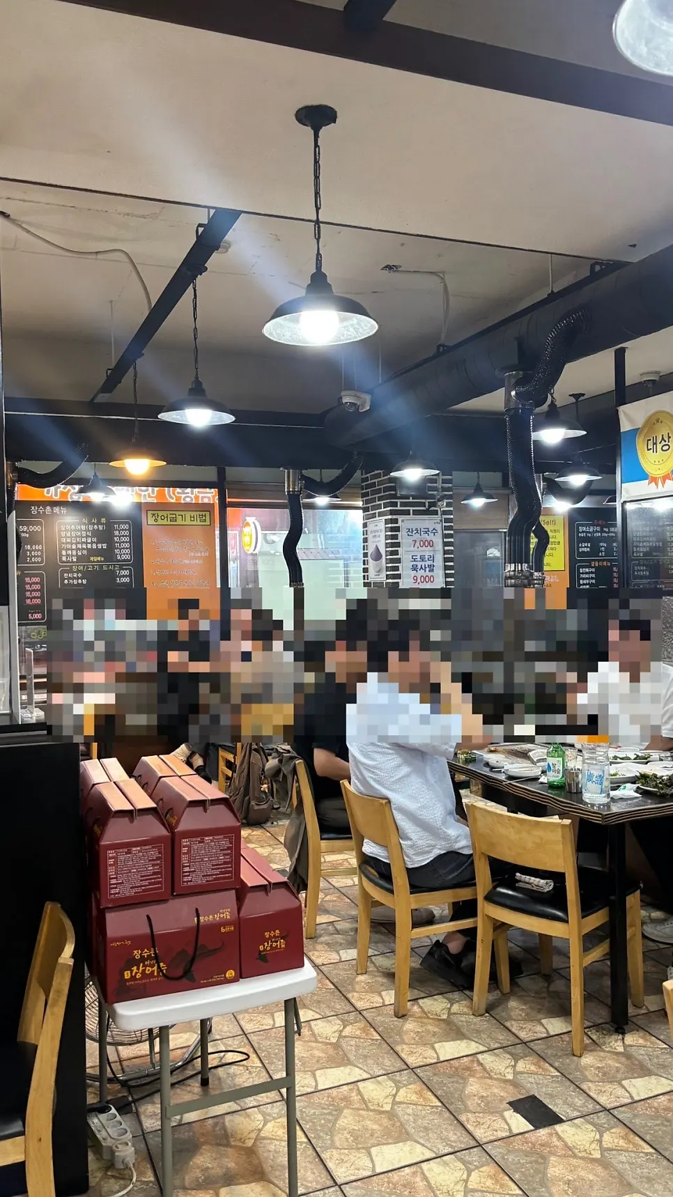 Busy dining hall at Jangsuchon Pungcheon Eel