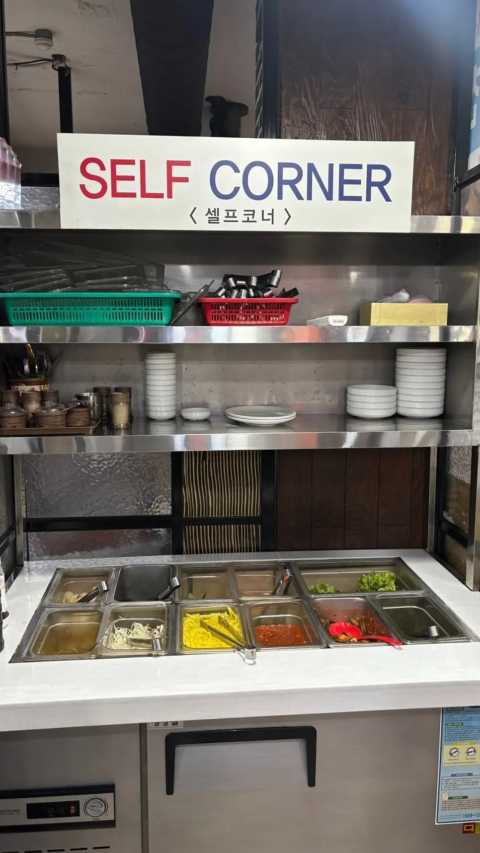 Self-serve bar for refilling side dishes