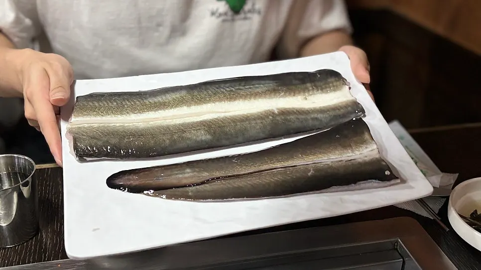 1kg of salt-grilled eel on the charcoal grill