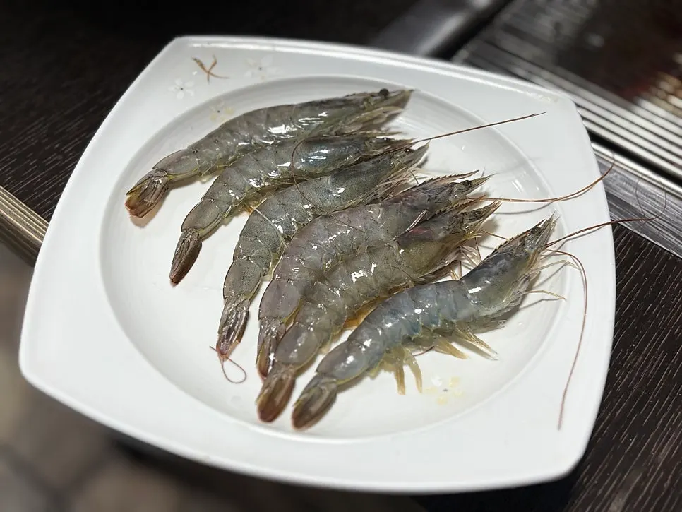 Salt-grilled eel served with lettuce