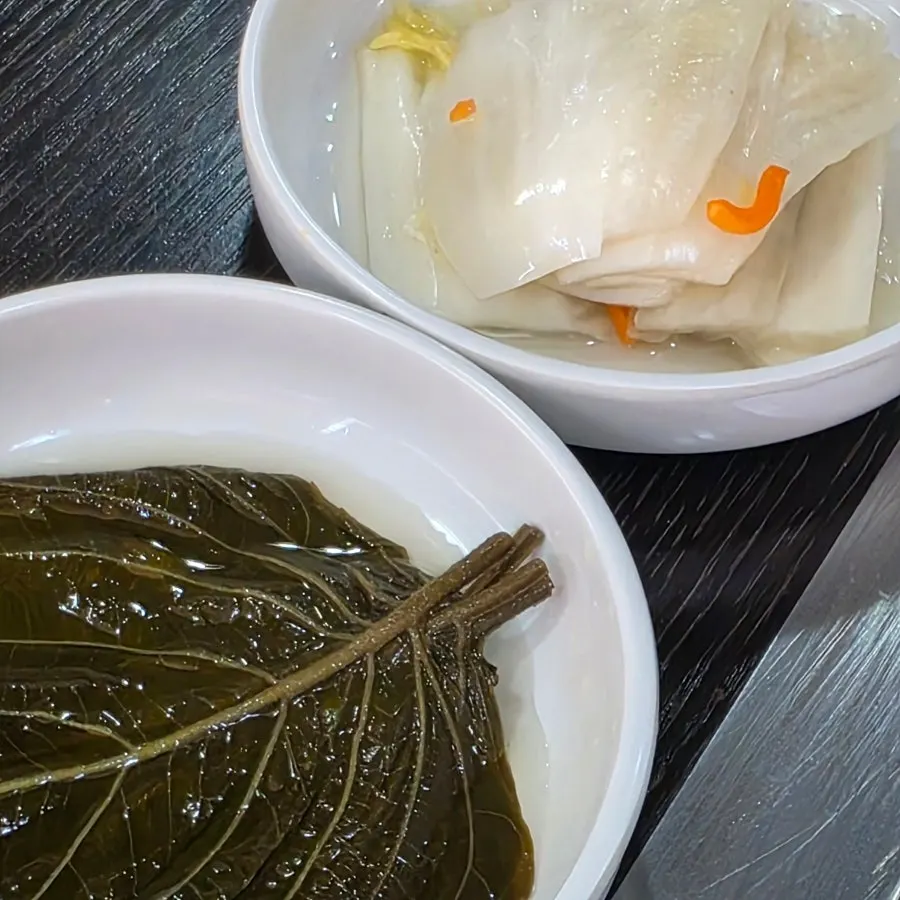 깻잎장아찌와 밑반찬 접시